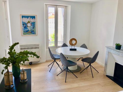 En sittgrupp på Bright & modern apartment in the heart of Antibes