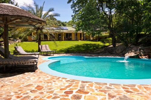 La alberca dentro o cerca de Safari Beach Lodge