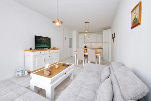 een woonkamer met een bank en een tafel bij Apartment Grand Karavel Centre in Varna