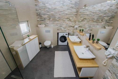 Koupelna v ubytování Apartment in Okrug Gornji with Terrace, Air condition, WIFI, Washing machine (4736-1)
