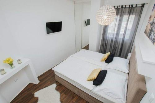 Postel nebo postele na pokoji v ubytování Apartment in Okrug Gornji with Terrace, Air condition, WIFI, Washing machine (4736-1)