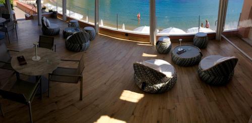 a restaurant with tables and chairs and a view of the ocean at Hotel Miramare & Spa in Sestri Levante
