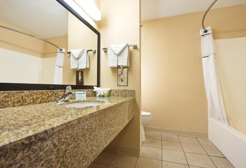 A bathroom at Tombstone Grand Hotel, a Baymont by Wyndham