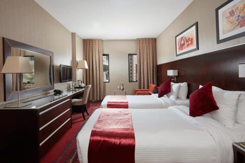 سرير أو أسرّة في غرفة في Frontel Al Harithia Hotel
