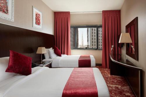 Ein Bett oder Betten in einem Zimmer der Unterkunft Frontel Al Harithia Hotel