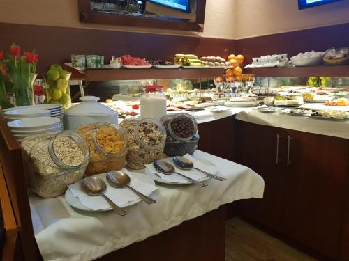 un buffet composé de assiettes et de bols de nourriture dans l'établissement AltDüsseldorf, à Düsseldorf