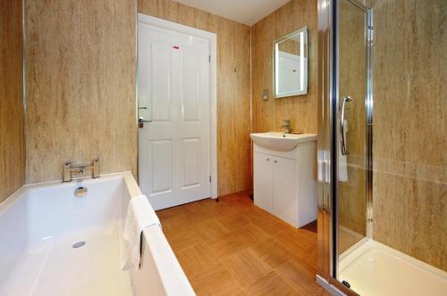 Koupelna v ubytování Cheshire Hospitality Ltd Trading As Lennox Lea Studios and Apartments