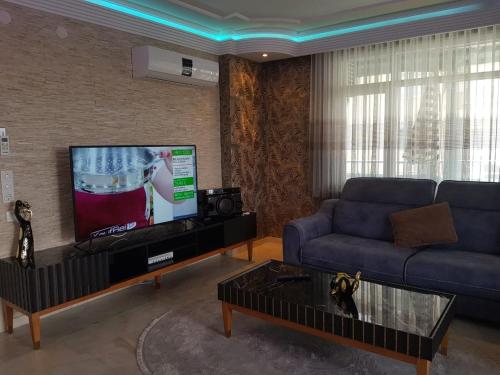 Телевизор и/или развлекательный центр в Barbaros Cd no 201 Апартаменты