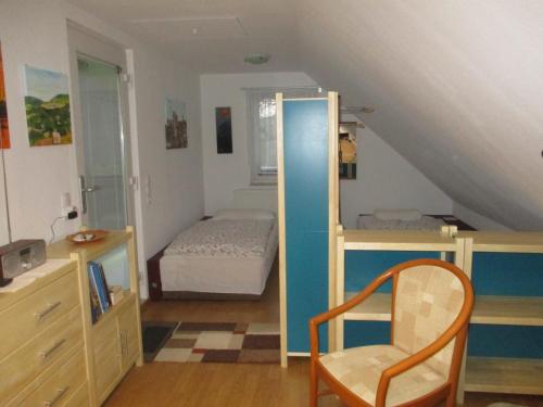 1 dormitorio con cama, escritorio y silla en Mönchswalder Blick en Großpostwitz