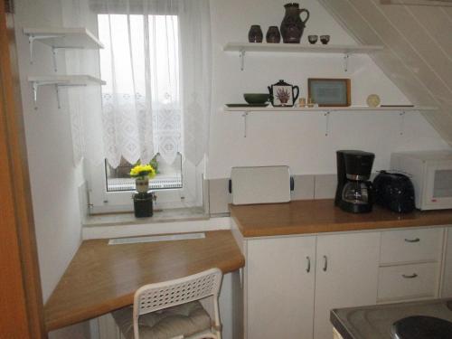 a small kitchen with a counter and a window at Mönchswalder Blick in Großpostwitz