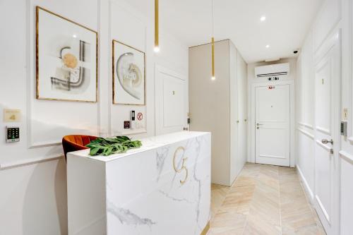 a white hallway with a marble counter in a room at Club boutique rooms in Split