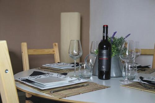 eine Flasche Wein auf einem Tisch mit Brille in der Unterkunft Casa Grainha Vidigueira in Vidigueira