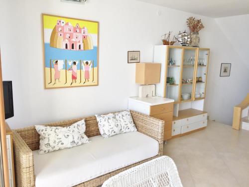 a living room with a couch and a book shelf at Appartamento Zipser II in Grado
