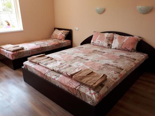 Tempat tidur dalam kamar di Vyara Holiday Home