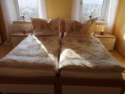 two beds sitting next to each other in a bedroom at Apartment (3 Gerste) in Hargelsberg