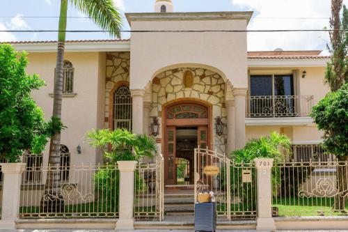 a house with a parking meter in front of it at Casa Frida Cozumel in Cozumel