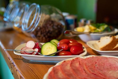 ゲストハウスの敷地内または近くでの食事または食べ物