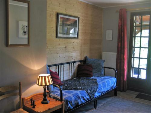 PayracにあるLa Chêneraieのベッドルーム1室(ベッド1台、テーブルの上にランプ付)