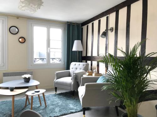 Χώρος καθιστικού στο appartement Charles Baudelaire