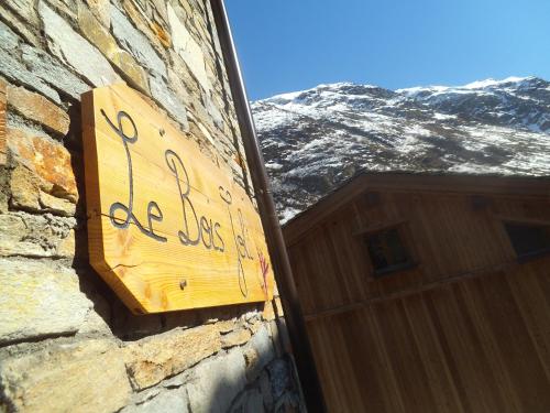 a sign on the side of a building with writing on it at Chalet Le Bois Joli in Bonneval-sur-Arc