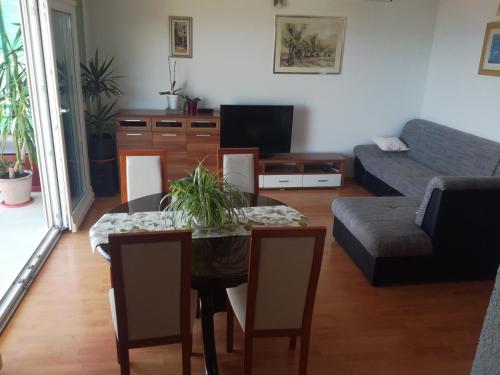 een woonkamer met een tafel en een bank bij Apartments Katarina 2 in Makarska