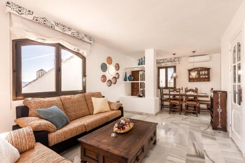 sala de estar con sofá y mesa en Sea View Puerto Banús Apt SAUNA + PARKING - RDR165, en Marbella