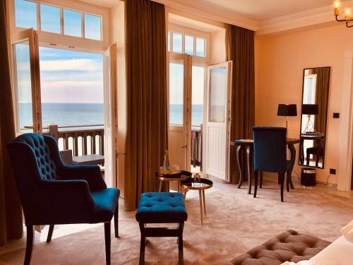 a hotel room with a view of the ocean at meergut HOTELS in Kühlungsborn