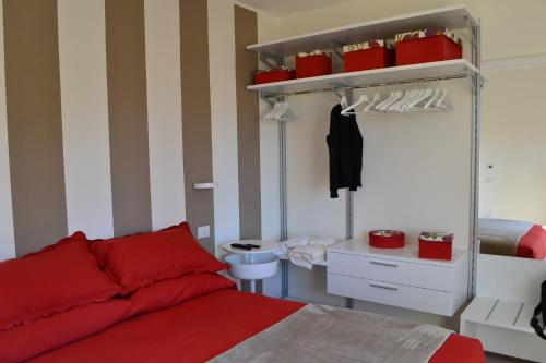 um quarto com uma cama vermelha e uma almofada vermelha em Le residenze di Carlà - Stampace em Cagliari
