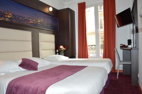 Cette chambre comprend 2 lits et une télévision. dans l'établissement Parc Hotel, à Paris
