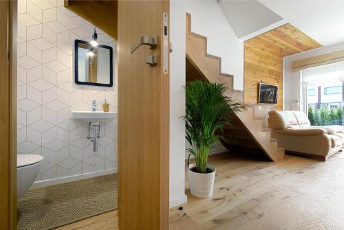 La salle de bains est pourvue d'un lavabo et de toilettes. dans l'établissement Brand new modern townhouse, à Vilnius