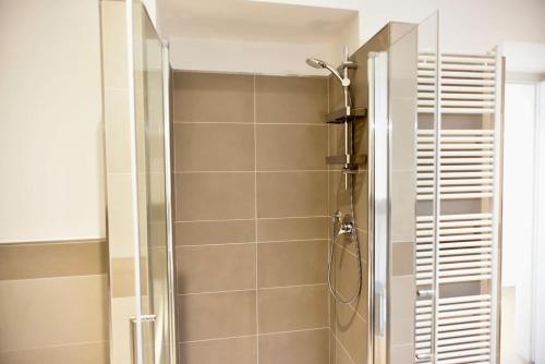 een douche met een glazen deur in een badkamer bij Stylish Lakefront House in Lovere