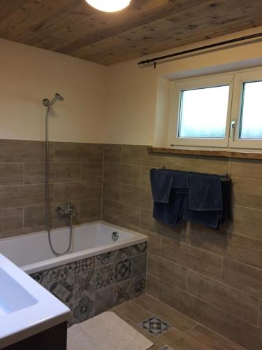 W łazience znajduje się wanna i umywalka. w obiekcie Casa immersa nel vigneto w mieście Roveredo