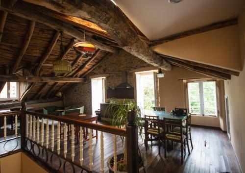 een kamer met een trap en een tafel en stoelen bij CASA PELTRE in Sarria