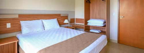 a bedroom with a large bed in a room at ILHAS DO LAGO ECO RESORT in Caldas Novas