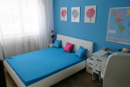 Giường trong phòng chung tại Cozy Blue Room Prešov