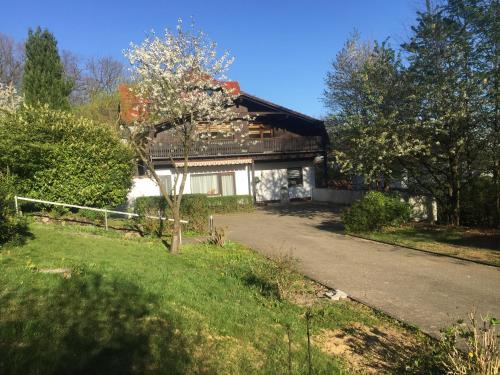 una casa con un vialetto di fronte di Ferienhaus "Vier Jahreszeiten" a Bad Sachsa