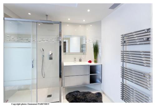 Et badeværelse på Beautiful modern apartment in La Croisette with sea view