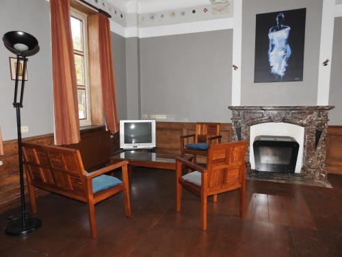 雅萊的住宿－LA DILIGENCE，客厅配有书桌和壁炉