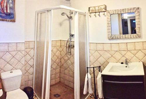 y baño con ducha y lavamanos. en Vivienda Rural "LA ZUA", en Villamartín
