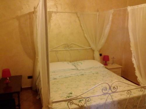 Una cama o camas en una habitación de Lattanzio's Residence