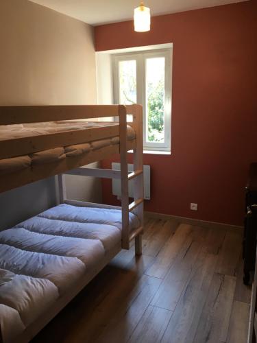 Tempat tidur susun dalam kamar di Gîte la Mirmandelle