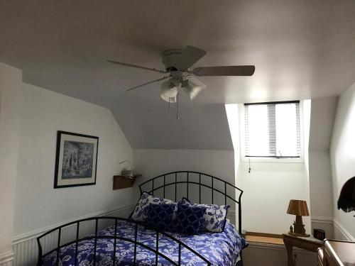 - une chambre avec un lit et un ventilateur de plafond dans l'établissement La Maison des Éboulis, à Victoriaville