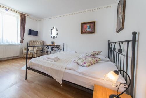 a bedroom with a bed and a table and a window at Pension Fialka in Český Krumlov