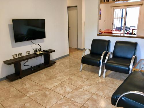 Televisyen dan/atau pusat hiburan di Casa con Garage Puerto Iguazú, zona residencial