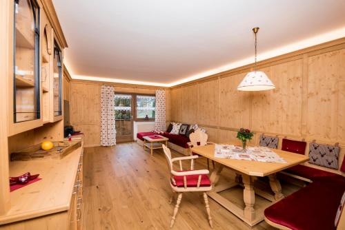 a dining room with a wooden table and chairs at Ferienwohnung Rosenhof in Berchtesgaden