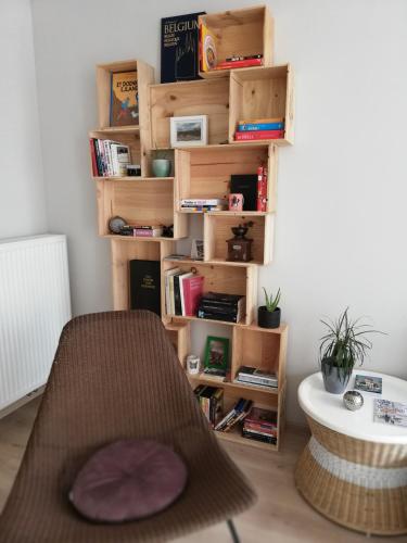 a room with a table and a book shelf at appartement oostende vlak bij zee in Ostend