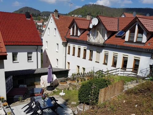 um grupo de casas brancas com telhados vermelhos em Ferienwohnungen Albstadt em Albstadt