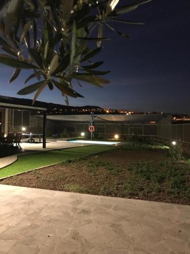 a view of a tennis court at night at Casa de Los Alberconcillos in Agüimes