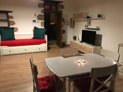 a living room with a table and a couch at Casa de Los Alberconcillos in Agüimes