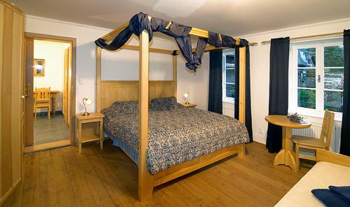 1 dormitorio con 1 cama con dosel en Päitara Hof en Mariánské Lázně